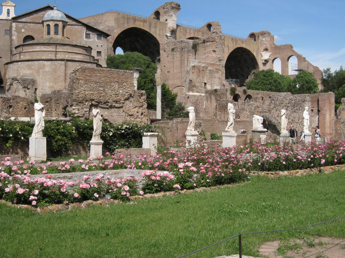 la casa delle Vestali nel foro romano