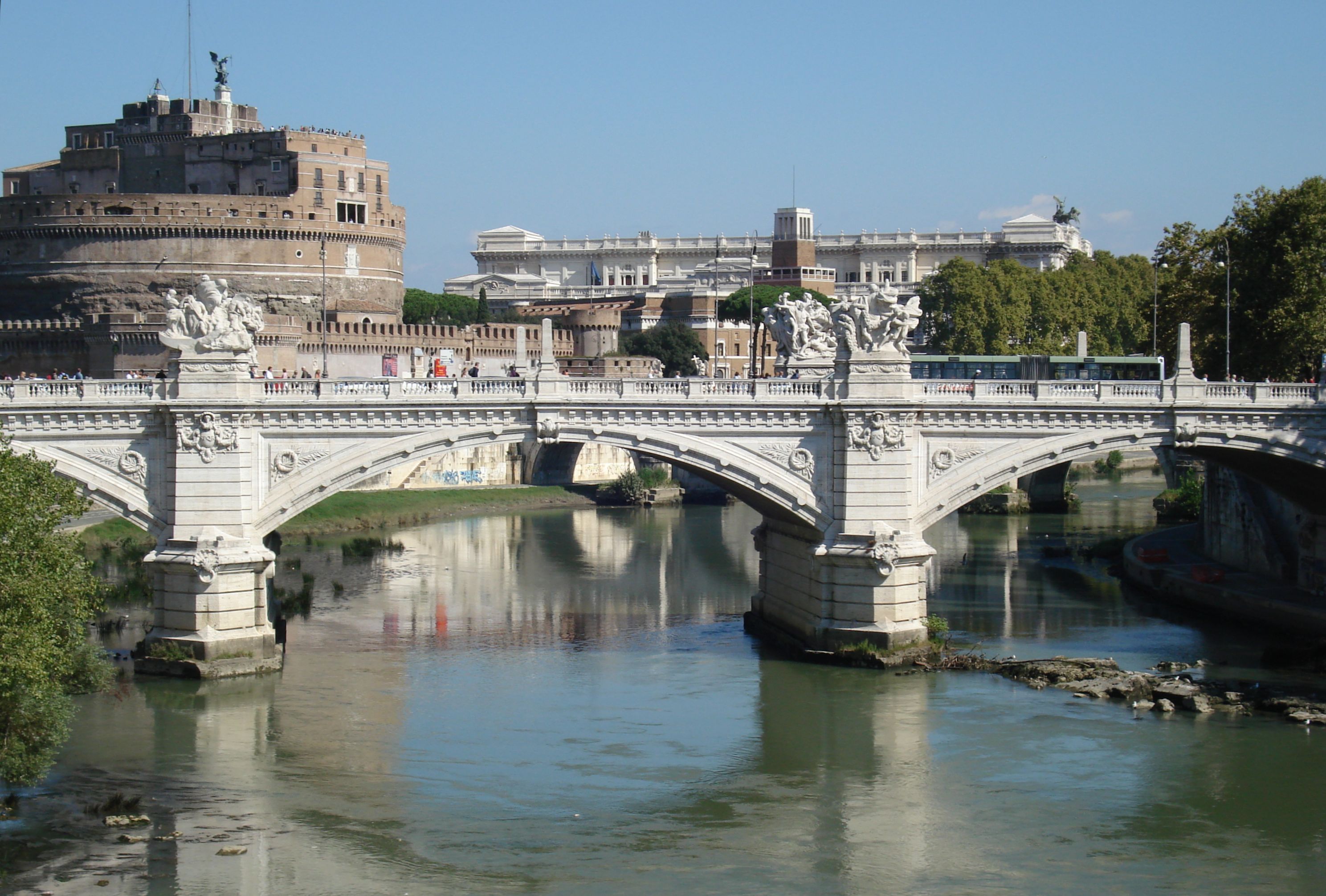 i resti del ponte neroniano affioranti presso Ponte Vittorio Emanuele II