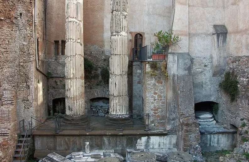 tempio delle Ninfe in via delle Botteghe Oscure a Roma